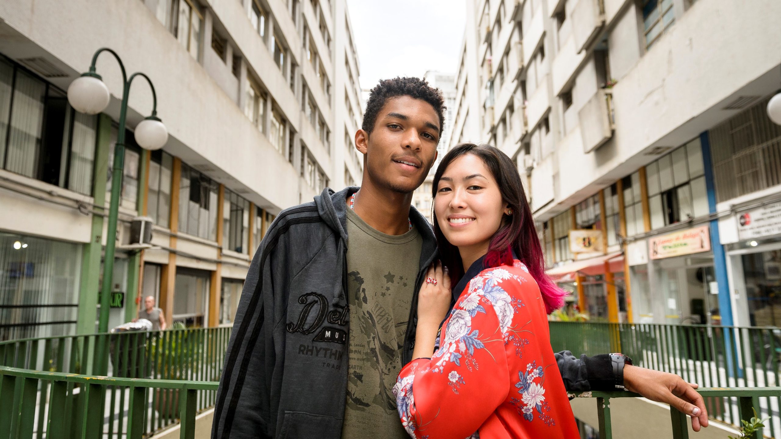 Anderson (Juan Paiva) e Tina (Ana Hikari) em Malhação: Viva a Diferença
