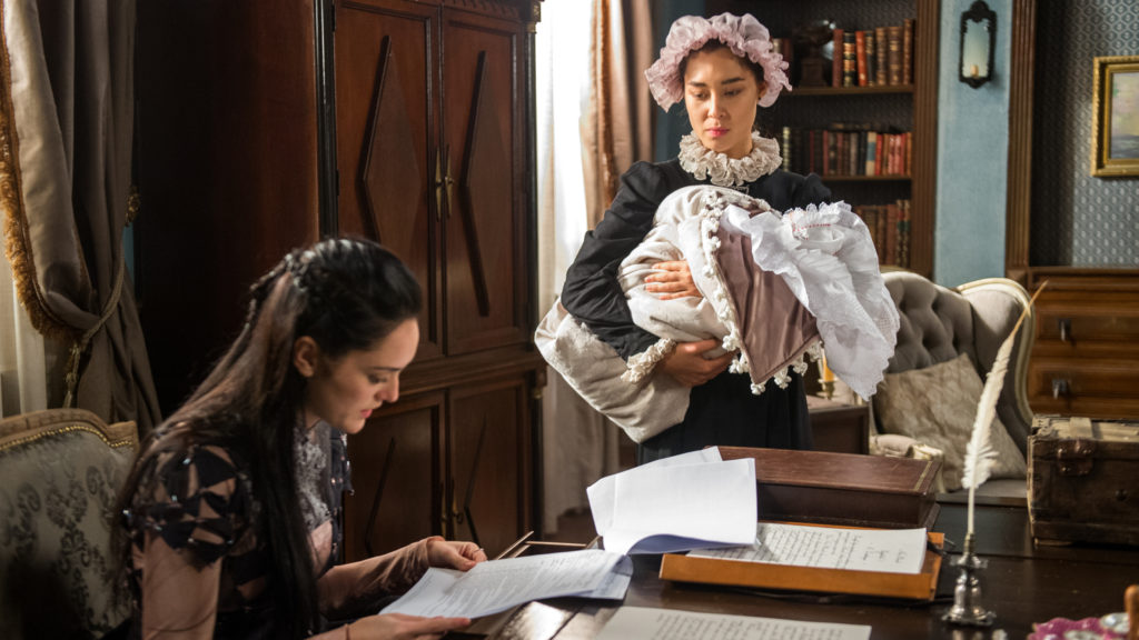 Anna ( Isabelle Drummond ) com Miss Liu ( Luana Tanaka ) e Vitória no colo, em Novo Mundo
