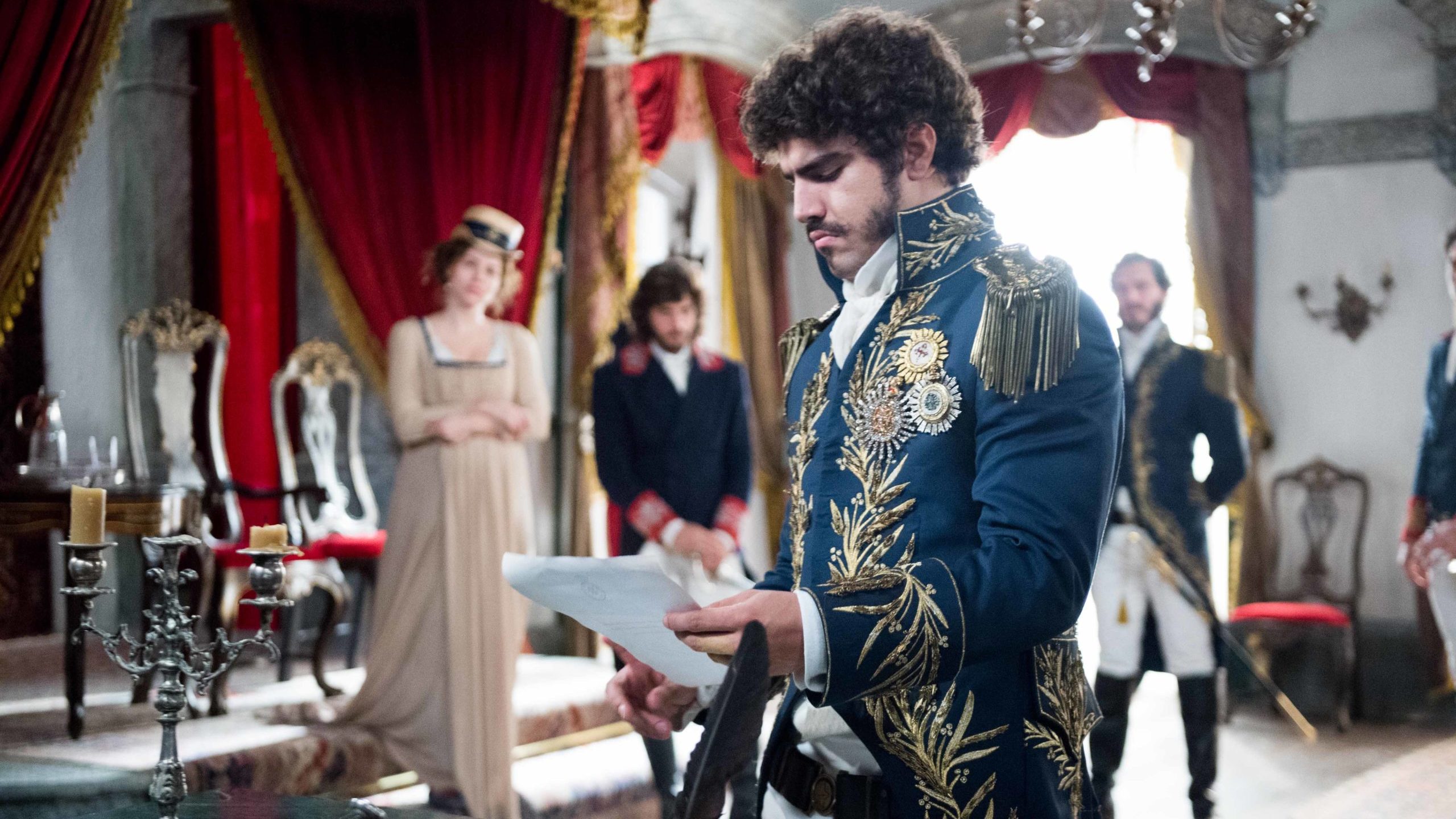 Pedro ( Caio Castro ) decide ficar. Leopoldina ( Letícia Colin ), Joaquim (Chay Suede) e Avilez ( Paulo Rocha ) ao fundo