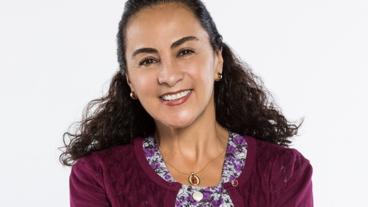 Alma Delfina como Júlia em Betty, a Feia em Nova York (Divulgação / Telemundo)