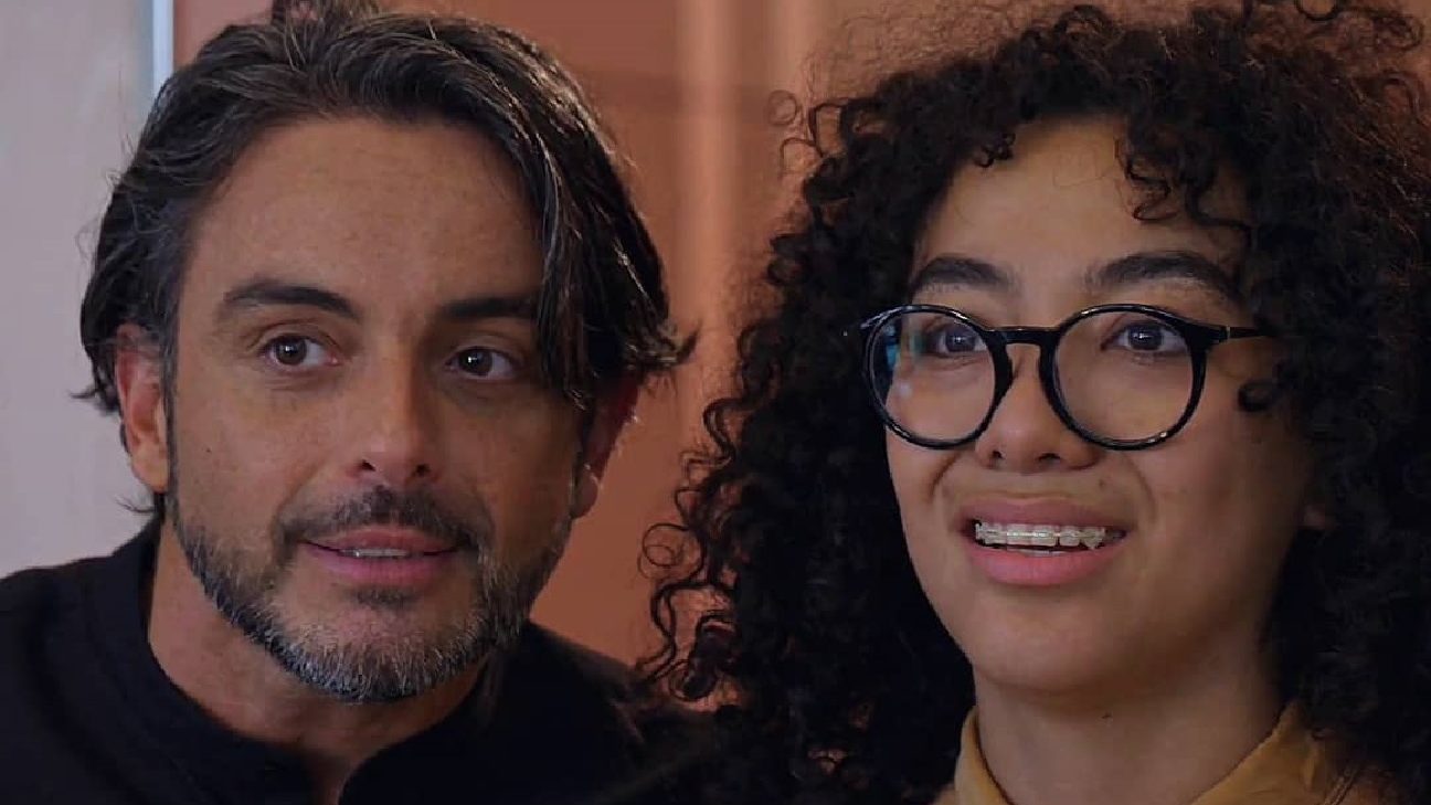 Bernard Bullen e Elyfer Torres como Joaquim e Betty em Betty, a Feia em Nova York (Divulgação / Telemundo)