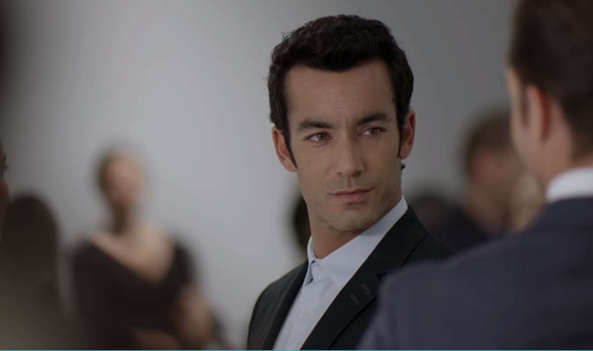Ricardo é ameaçado (Reprodução: Netflix)