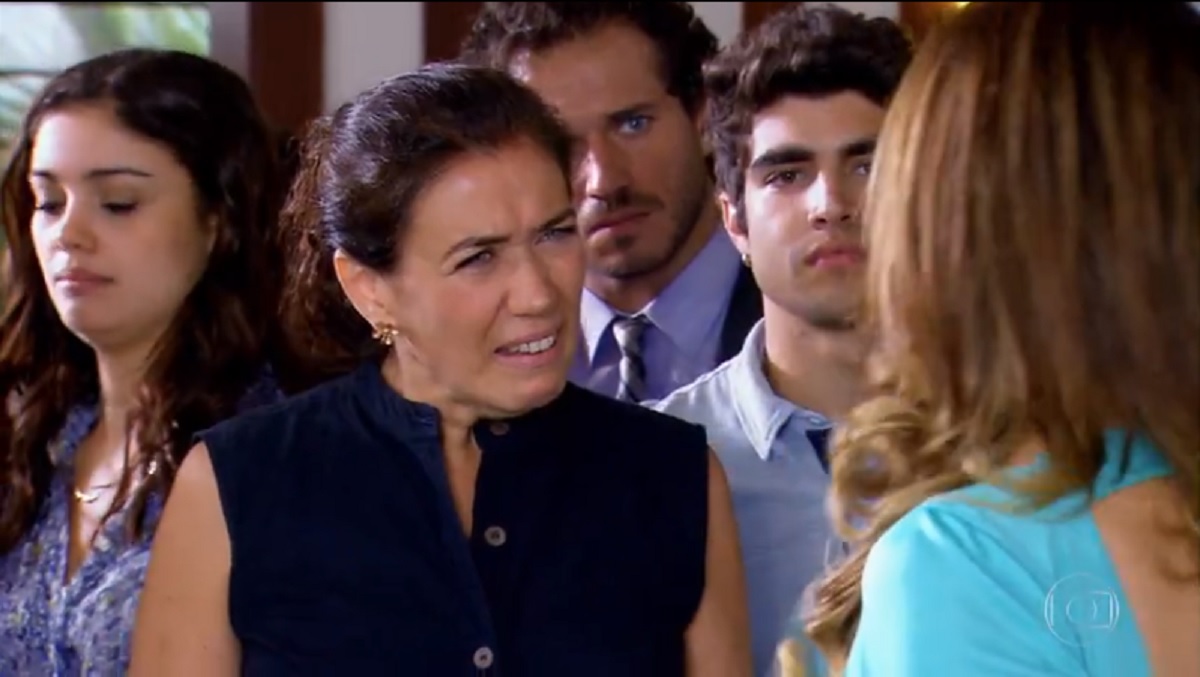 Griselda e Tereza Cristina brigam, em Fina Estampa