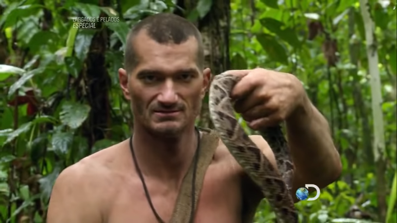 Shane Lewis caça cobra no primeiro episódio de Largados e Pelados (Reprodução / YouTube)