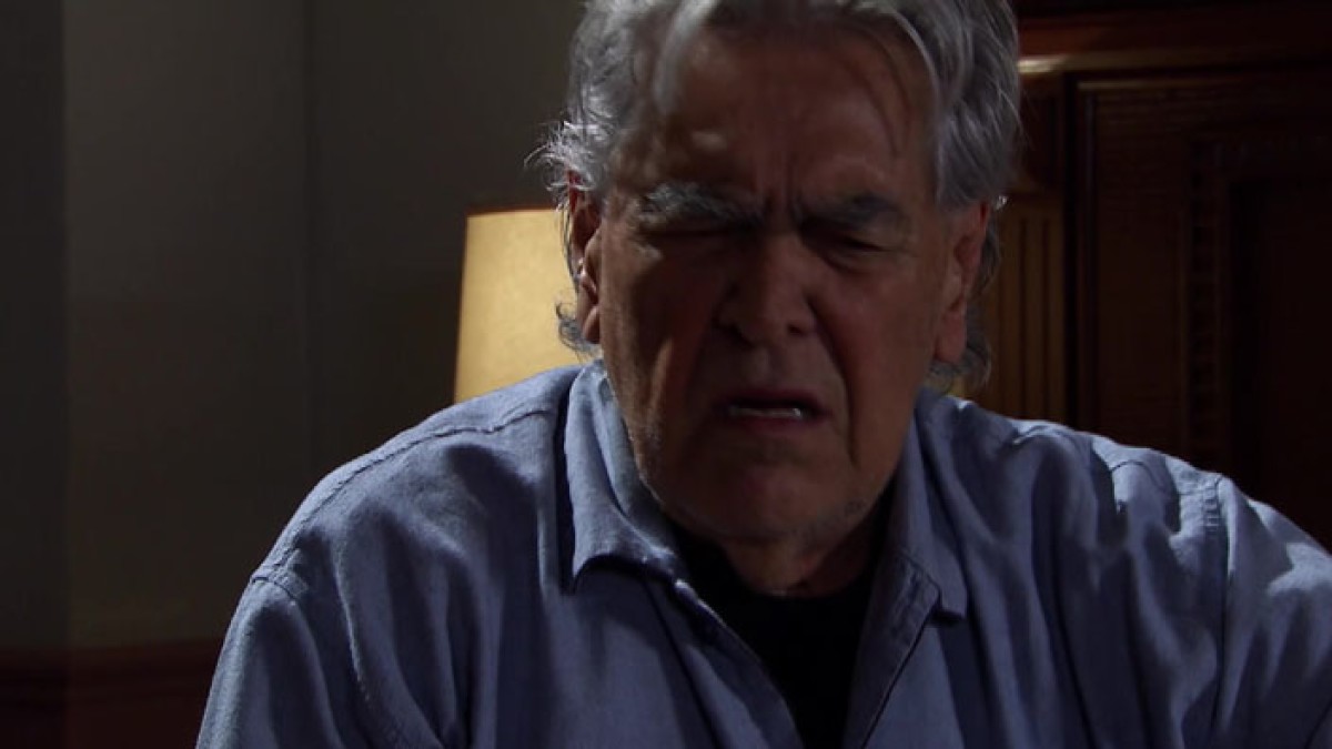 Eric del Castillo como padre Anselmo em O Que A Vida Me Roubou (Divulgação / Televisa)