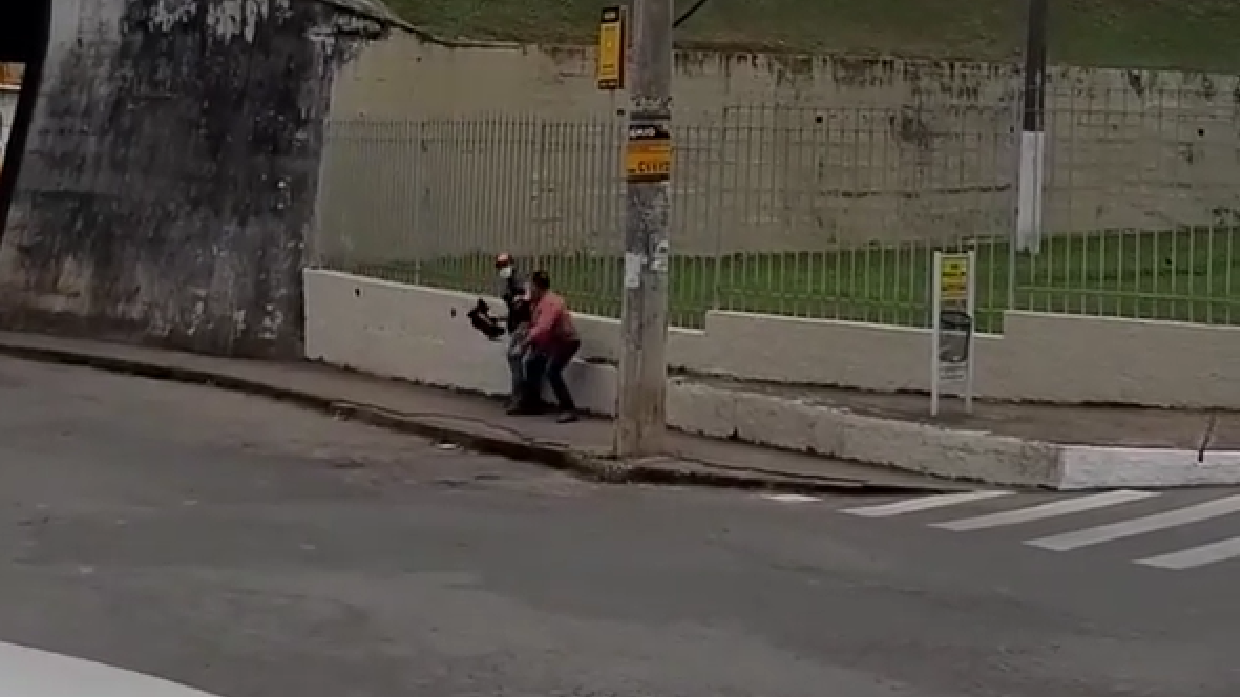 Repórter da TV Integração é agredido (Reprodução / Instagram)