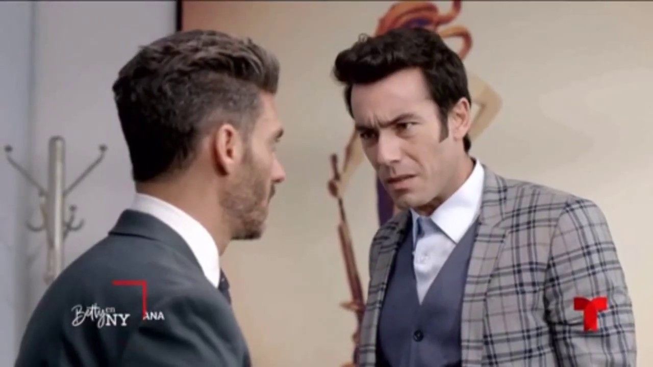 Erick Elías e Aarón Díaz como Armando e Ricardo em Betty, a Feia em Nova York (Reprodução / Telemundo)