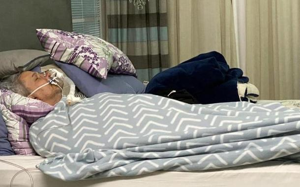 Sikêra Júnior aparece debilitado em imagem