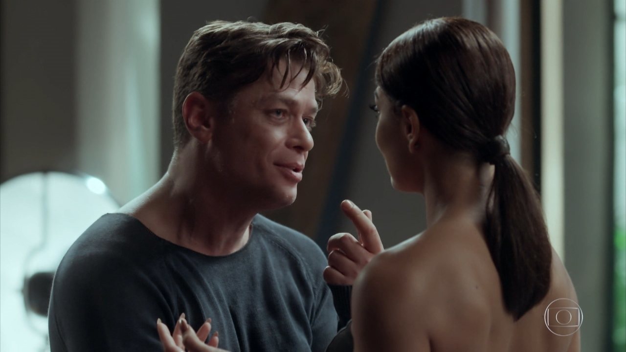 Arthur (Fábio Assunção) e Carolina (Juliana Paes) em Totalmente Demais