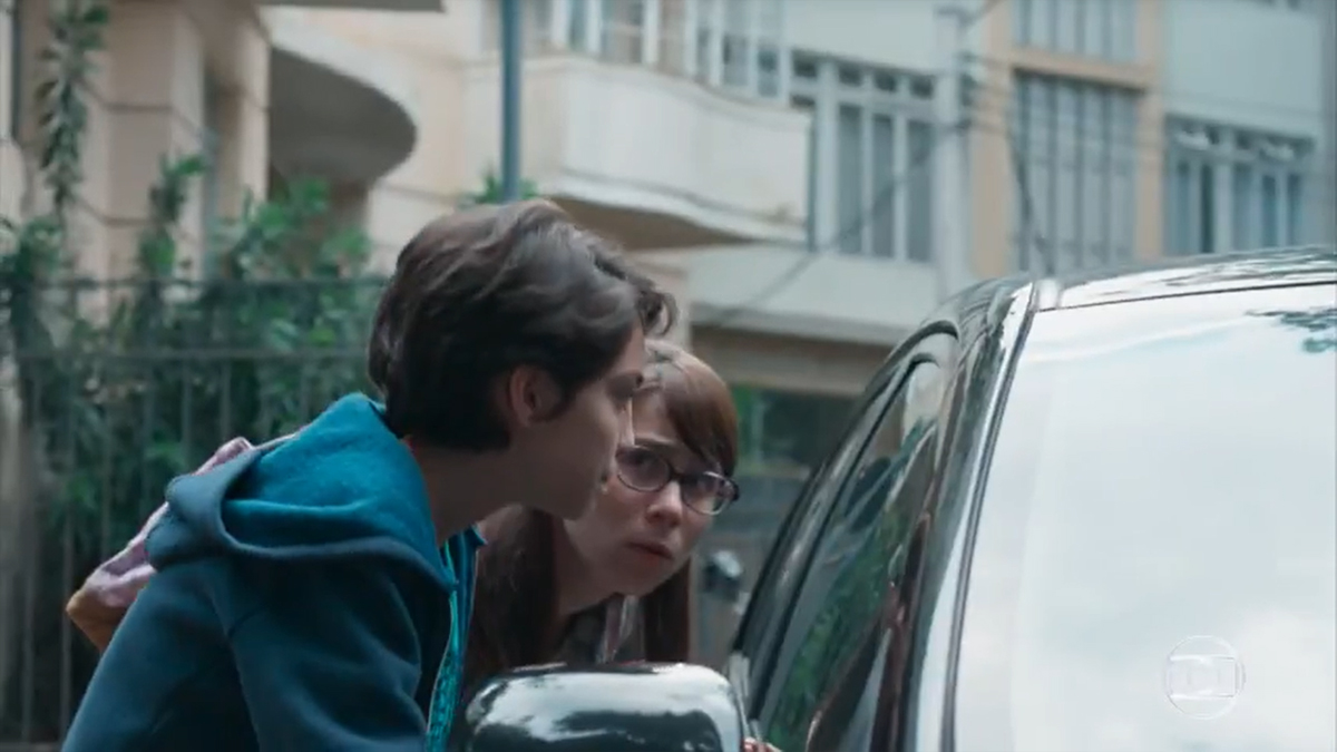 Benê (Daphne Bozaski) e Julinho (Davi Souza) em Malhação