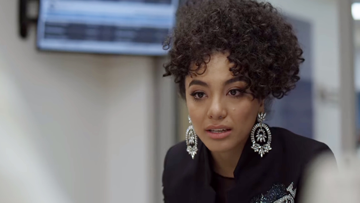 Betty recebe nova proposta de emprego (Reprodução: Netflix)