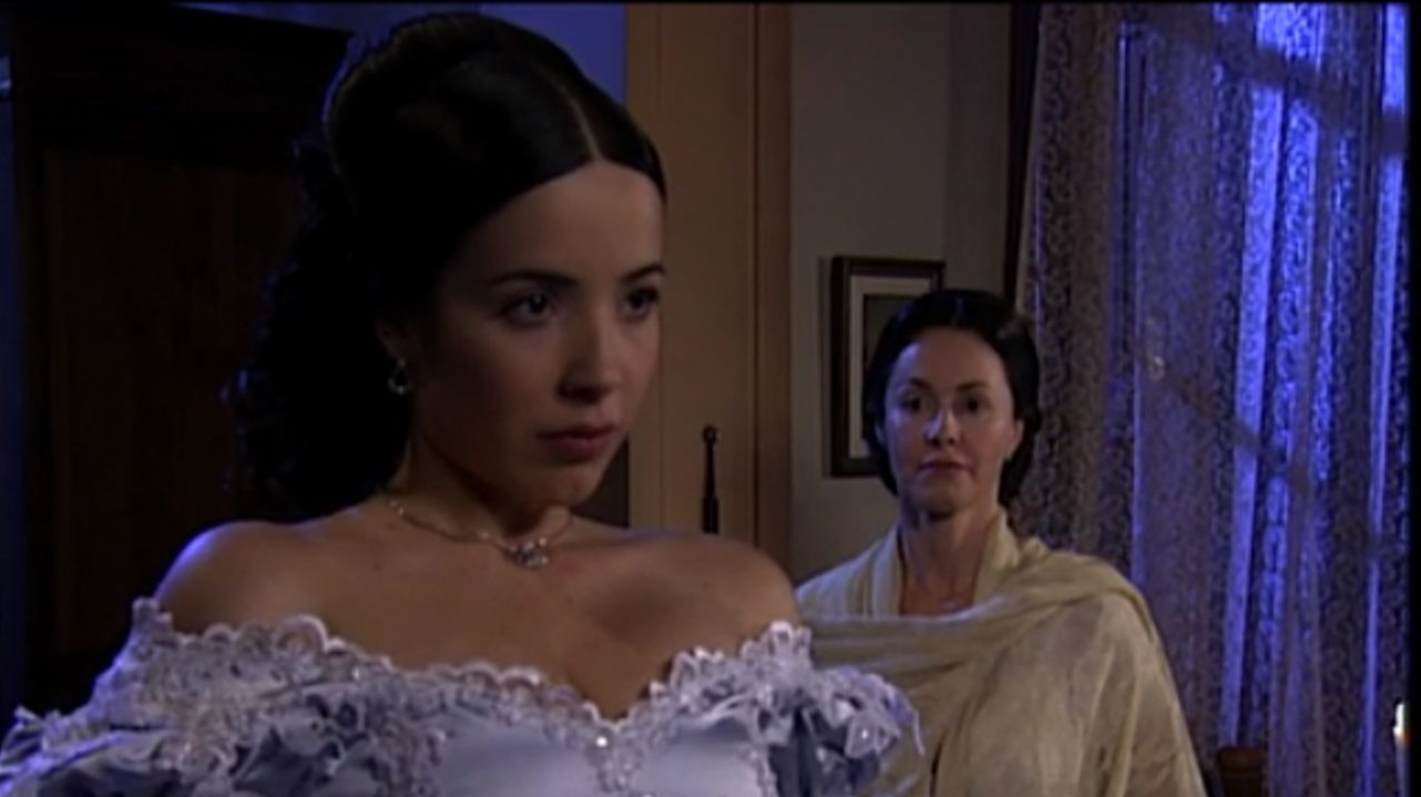 Branca (Renata Dominguez) e Estela (Aldine Muller) em A Escrava Isaura