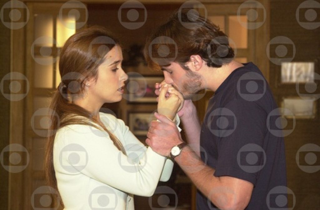 Carmem (Paloma Duarte) e Murilo (Max Fercondini) em Começar de Novo
