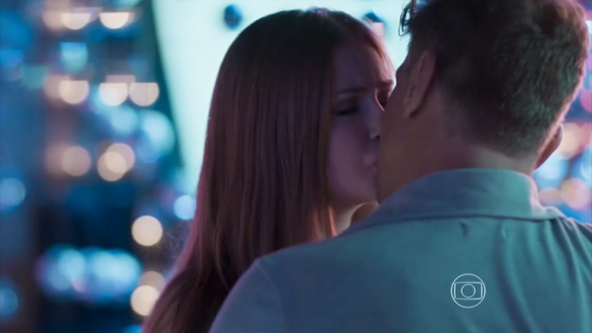 Eliza (Marina Ruy Barbosa) e Arthur (Fábio Assunção) em Totalmente Demais