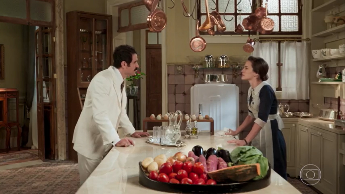 Ernesto (Eriberto Leão) e Maria (Bianca Bin) em Êta Mundo Bom!