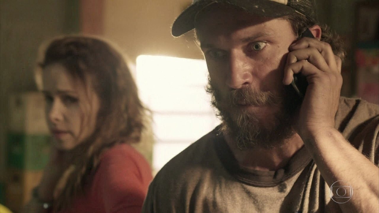 Gilda (Leona Cavalli) e Dino (Paulo Rocha) em Totalmente Demais