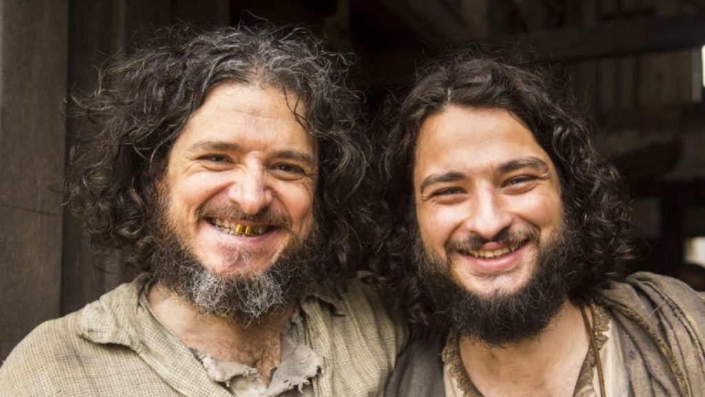 Licurgo (Guilherme Piva) e Hugo (César Cardadeiro) em Novo Mundo