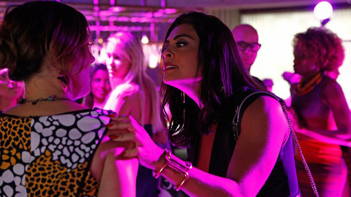Lorena (Adriana Birolli) e Carolina (Juliana Paes) em Totalmente Demais