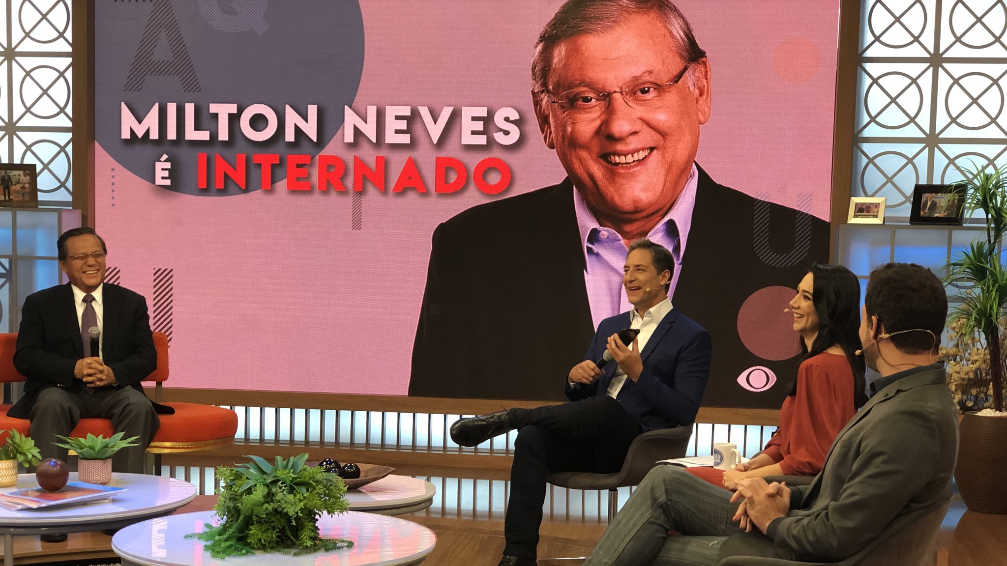 Milton Neves por telefone no Aqui na Band