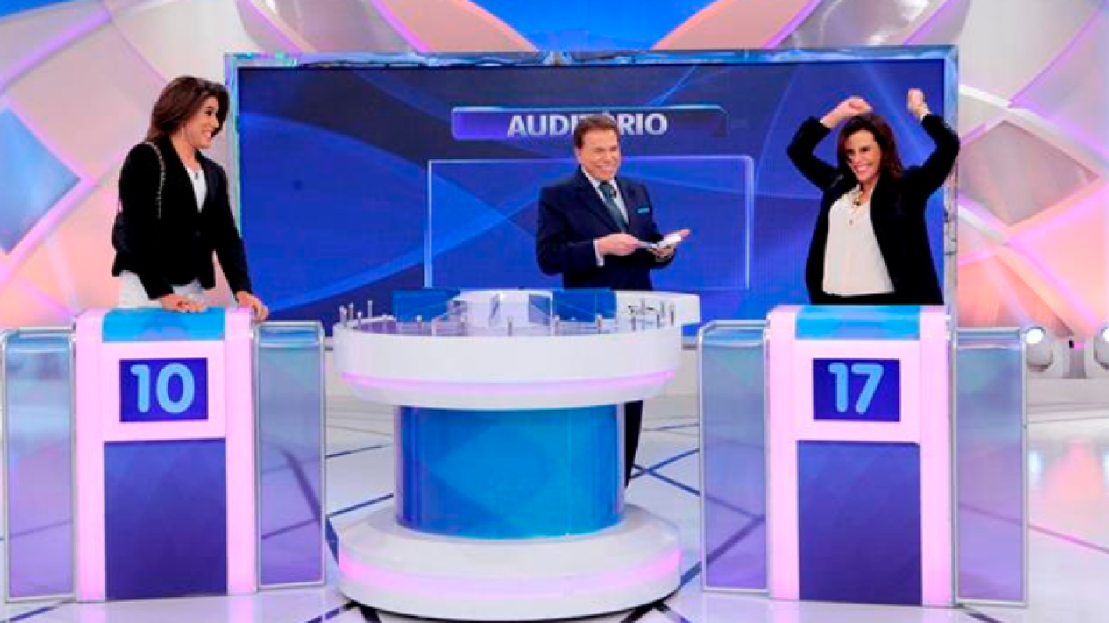 Narcisa Tamborindeguy, Silvio Santos e Tiago Barnabé (como Narcisa) no Jogo das Três Pistas (Lourival Ribeiro / SBT)