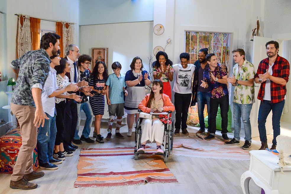 Poliana (Sophia Valverde) é surpreendida por amigos em As Aventuras de Poliana