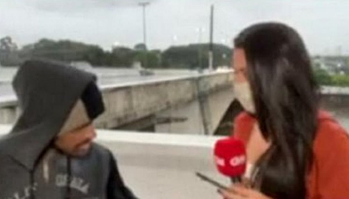 Repórter Bruna Macedo sendo assaltada ao vivo