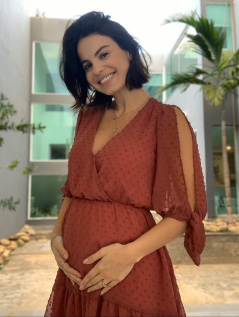 Sthefany Brito mostra gravidez