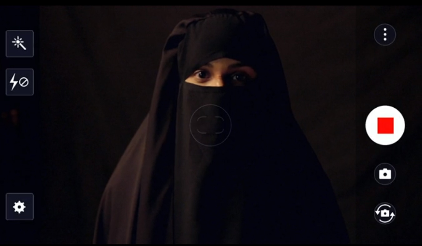 Zoe (Juliana Knust) em gravação de vídeo em Apocalipse