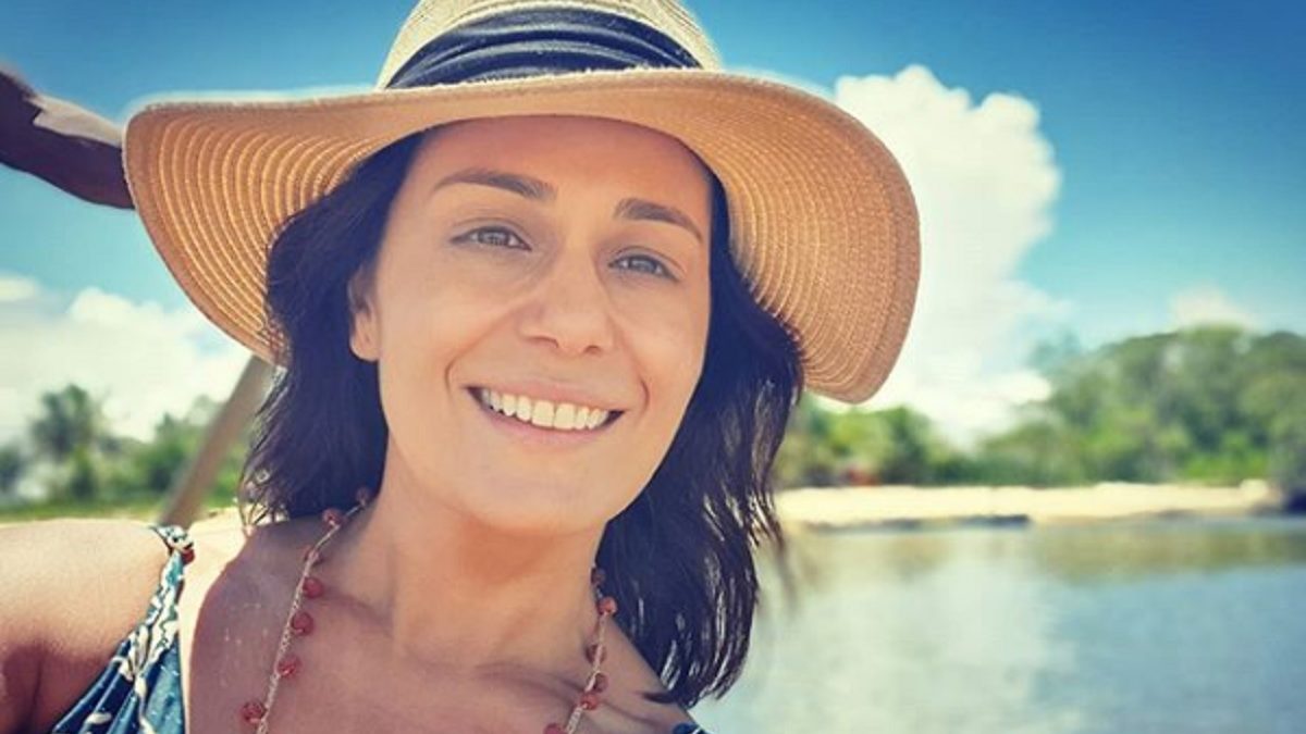 Adriana Araújo, ex-âncora do Jornal da Record, curtindo férias, meses atrás
