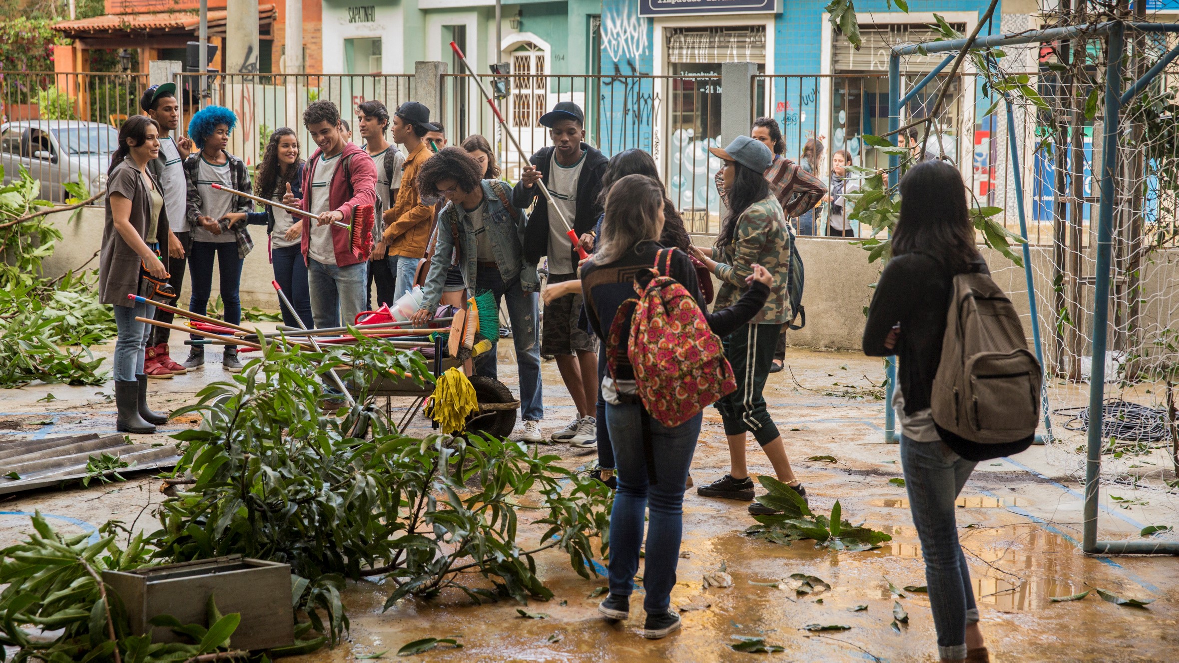 Alunos fazem mutirão na escola Cora Coralina