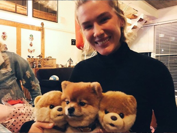 Fiorella Mattheis com um de seus cachorros e bichinhos de pelúcia