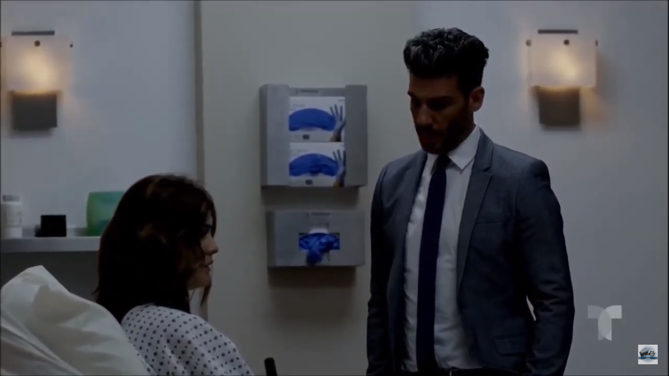 Sabrina Seara e Erick Elías como Marcela e Armando em Betty, a Feia em Nova York (Reprodução / YouTube)