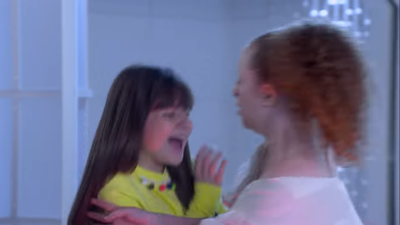 Ester (Manuela Kfouri) agride Poliana (Sophia Valverde) em As Aventuras de Poliana (Reprodução / YouTube)
