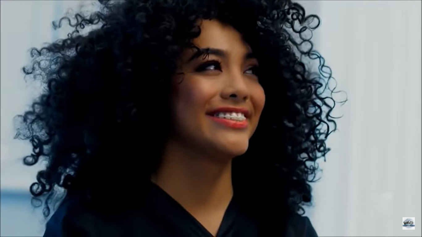 Elyfer Torres como Betty em Betty, a Feia em Nova York (Reprodução / YouTube)