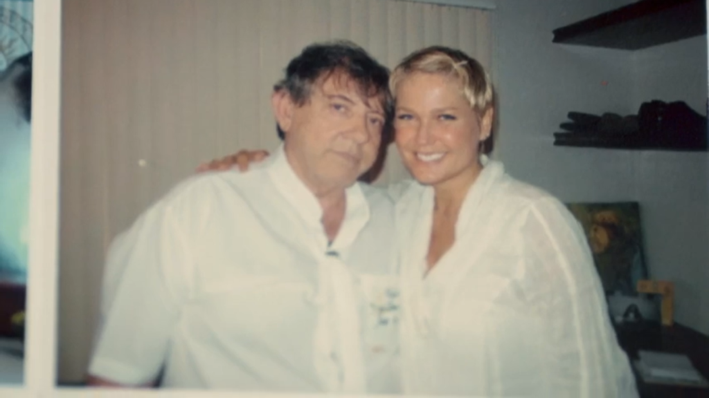 João de Deus e Xuxa Meneghel na série Em Nome de Deus