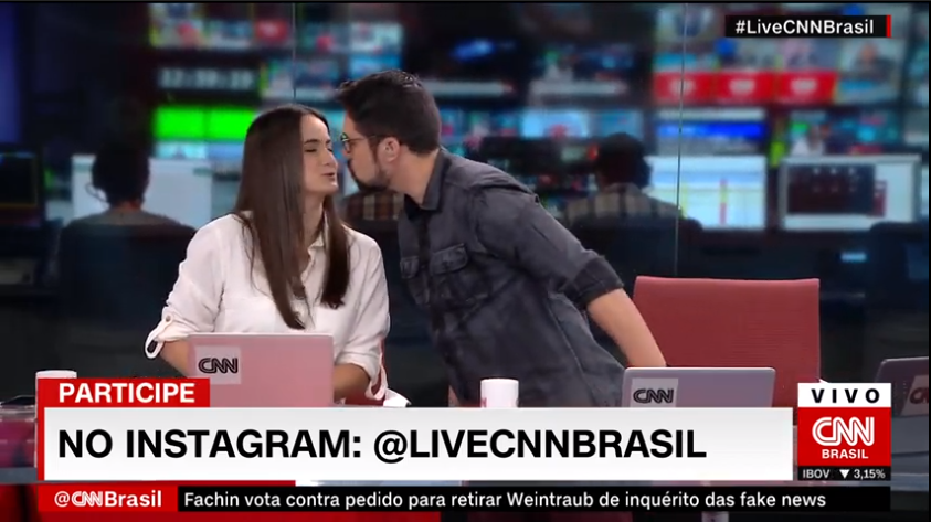 Mari Palma e Phelipe Siani se beijam, no Live CNN Brasil