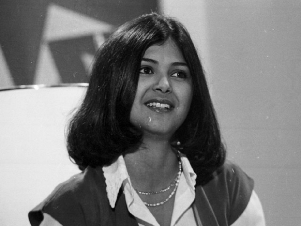 Sandra (Elizângela) em Plumas e Paetês