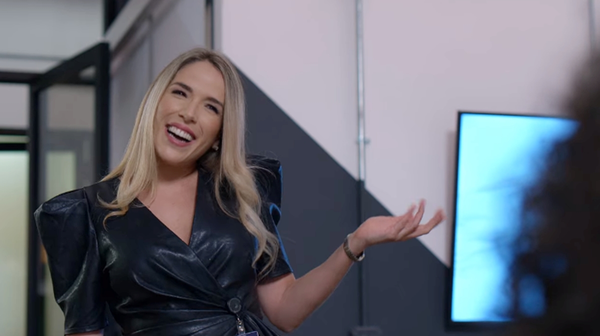 Patrícia sugere a Betty que elas fumem maconha juntas (Reprodução: Netflix)