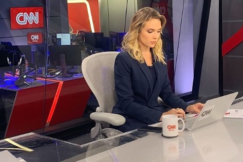 Taís Lopes, na bancada do Jornal da CNN