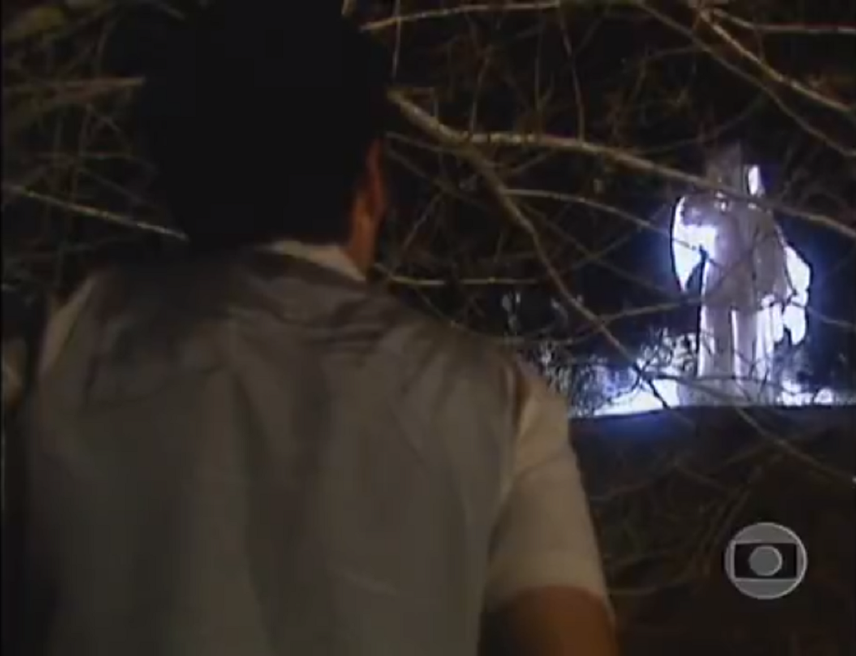Timóteo (Paulo Betti, de costas) em seu encontro com a Mulher de Branco em Tieta