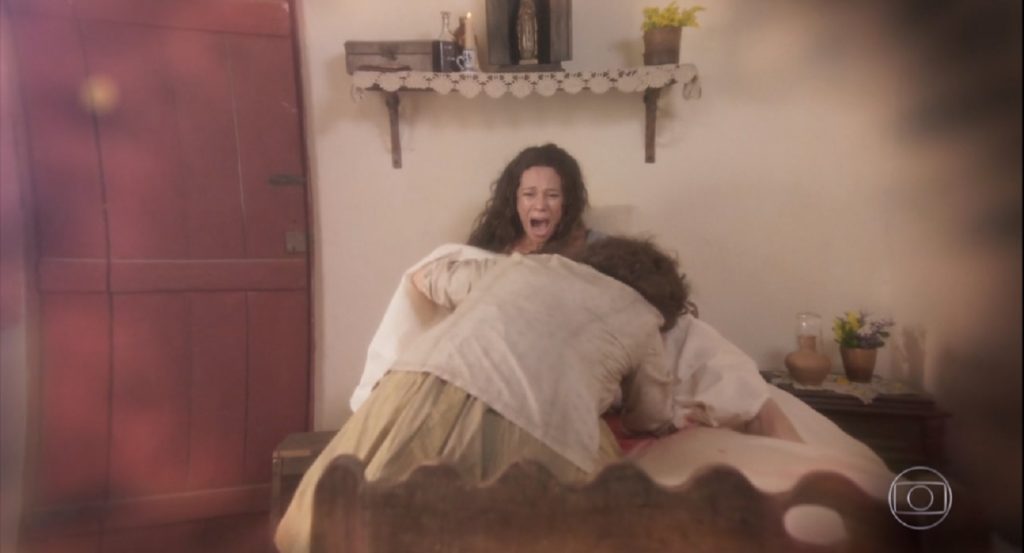 Amália (Vanessa Gerbelli) durante parto de seu filho em Novo Mundo
