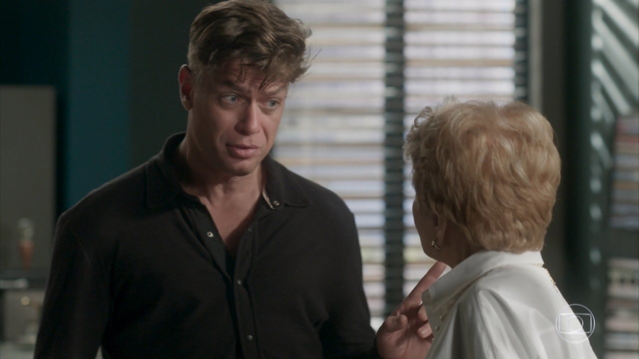 Arthur (Fábio Assunção) e Stelinha (Glória Menezes) em Totalmente Demais