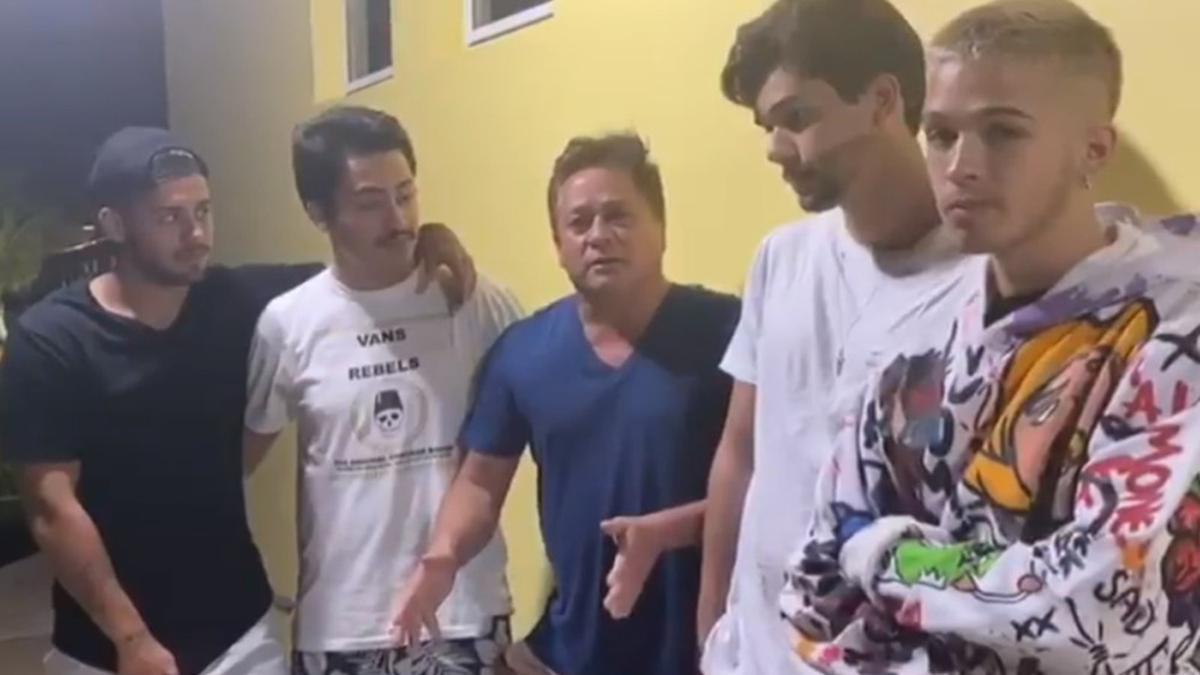 Cantor Leonardo fala com os fãs