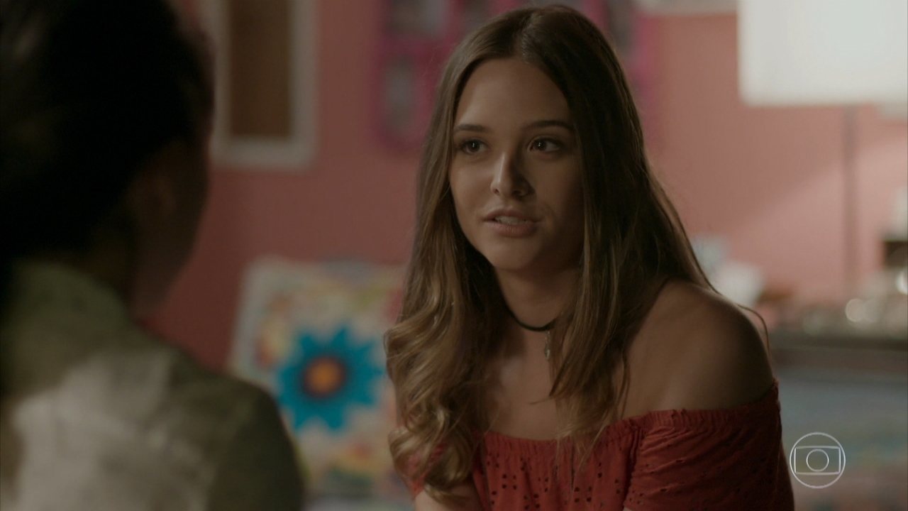 Débora (Olívia Torres) e Cassandra (Juliana Paiva) em Totalmente Demais