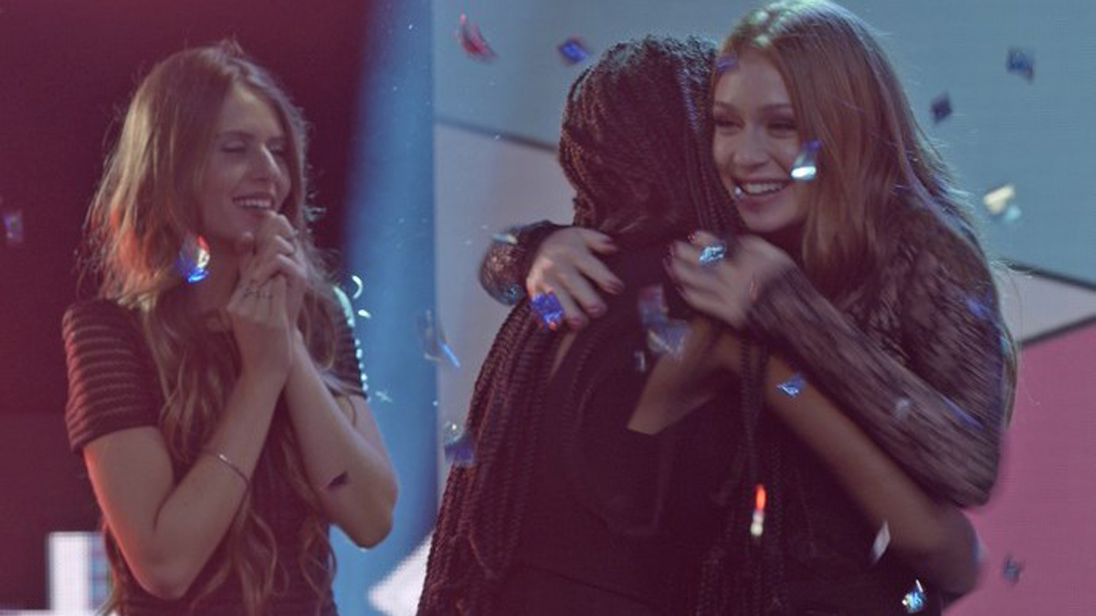 Eliza (Marina Ruy Barbosa) vence o concurso em Totalmente Demais