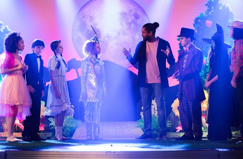Ester (Manuela Kfouri) invade apresentação de musical em As Aventuras de Poliana