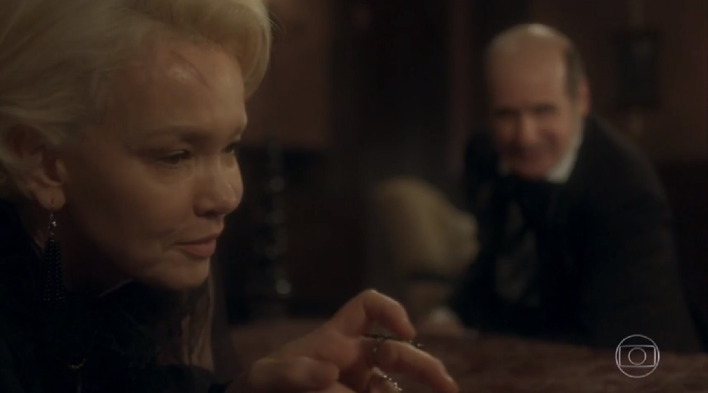 Greta (Júlia Lemmertz) e Schultz (Ruben Gabira) em Novo Mundo
