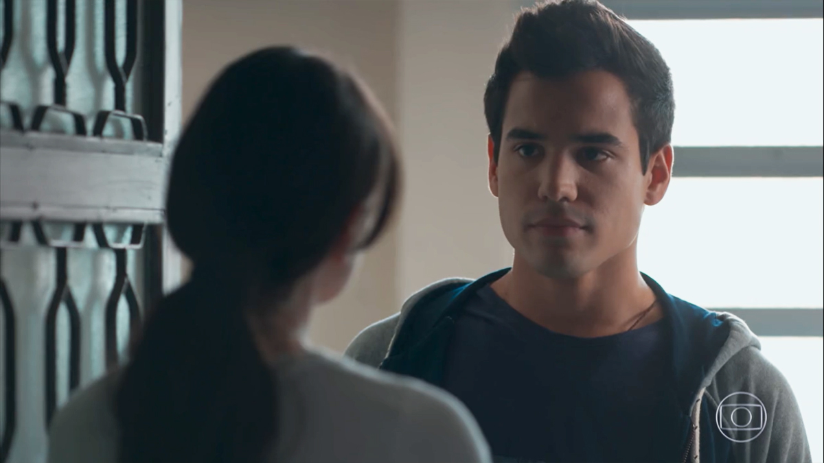 Guto (Bruno Gadiol) e Josefina (Aline Fanju) em Malhação