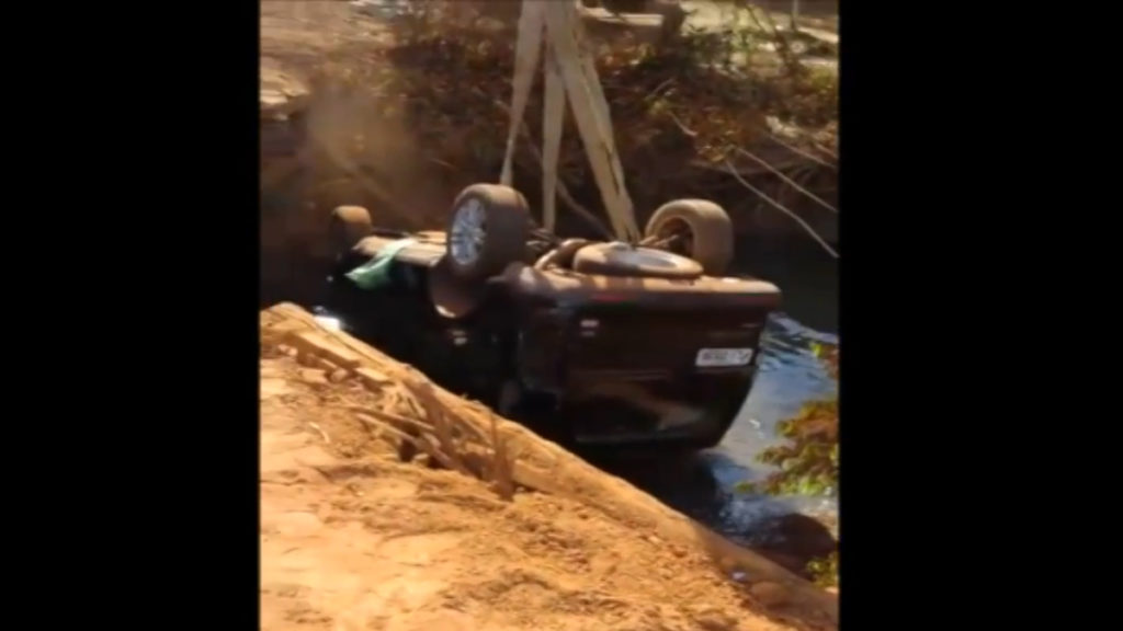 Imagem do carro no rio