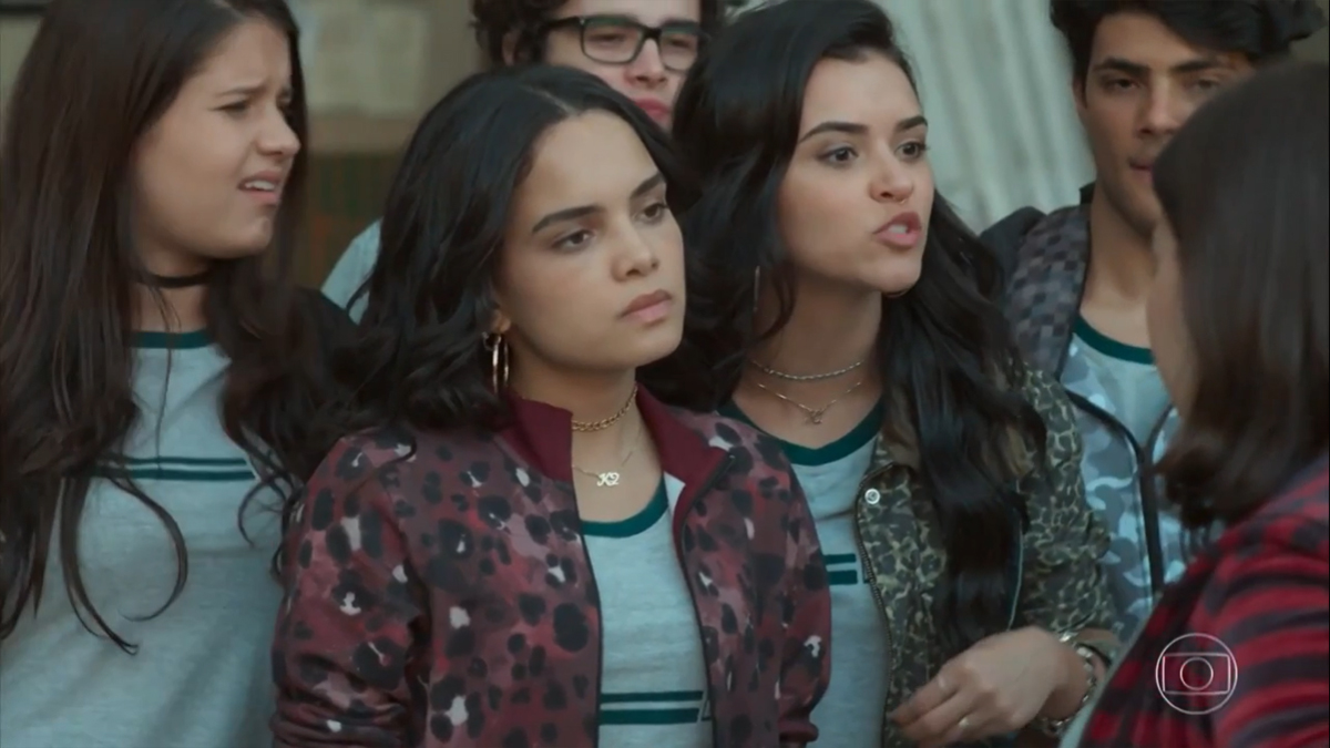K2 (Carol Macedo) e Keyla (Gabriela Medvedovski) brigam em Malhação